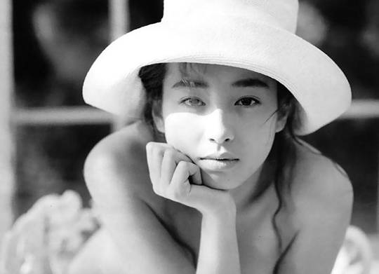 일본 그라비아 모델 미야자와 리에가 18세 때 발행한 누드집 ‘산타페’의 한 장면