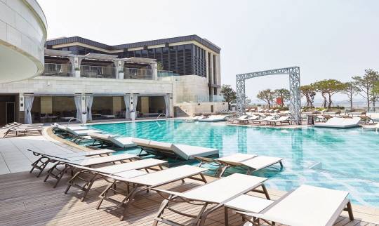 파라다이스시티 수영장 모습.