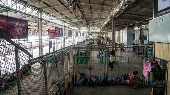 양곤 순환 열차를 타는 양곤 중앙역.