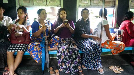 전통의상 론지를 두르고 천연 선크림 타나카를 바른 여인들.