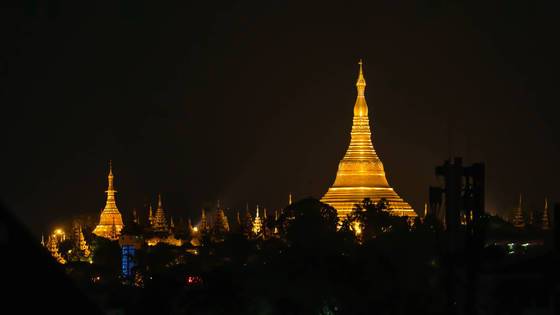 황금색 파고다가 인상적인 양곤의 야경.