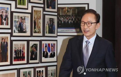 (서울=연합뉴스) 이지은 기자 = 이명박 전 대통령이 29일 오전 서울 강남구 이 전 대통령 사무실에서 예방온 바른정당 이혜훈 대표를 맞이하기 위해 걸어가고 있다. 2017.6.29      jieunlee@yna.co.kr