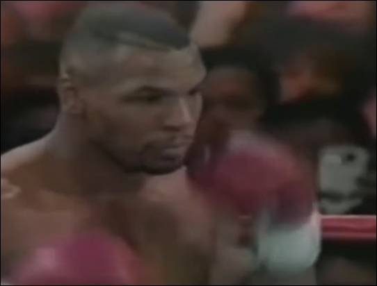 타이슨 복싱 경기에 나타난 시간 여행자. 유튜브 화면 캡처.