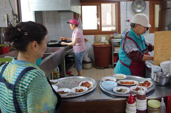 ‘식이네집’을 지키는 전남 출신 아주머니 세 명. 안쪽에서 음식을 만드는 사람이 담양에서 태어나 완도에서 자란 주인 윤향례 여사다. 세 사람 나이를 합하면 만 202세다.