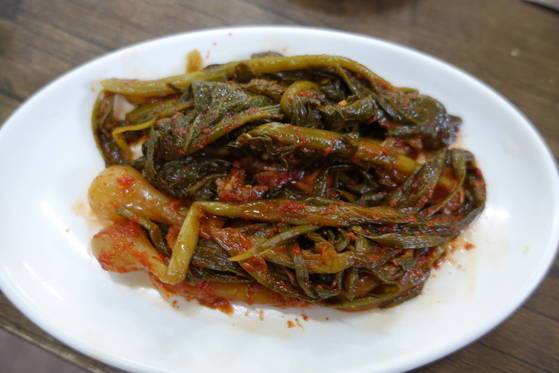 담근 지 1년이 넘은 갓김치와 대가리 큰 쪽파김치.