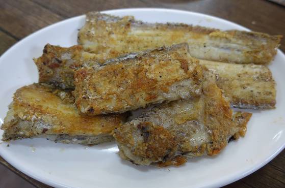 값이 비싸 웬만한 음식점 상에는 오르지 않는 갈치구이가 밑반찬으로 나온다. 목포에서 먹갈치를 짝으로 사서 다듬어 두고, 굵은 것은 갈치조림에, 좀 작은 것은 구이로 이용한다.