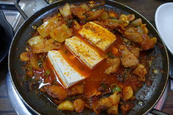 돼지고기두루치기의 건지를 어느 정도 먹자 남은 국물에 두부를 저며 넣어줬다. 저 국물이 두부에 배면 어떤 맛일까. 상상에 맡긴다.