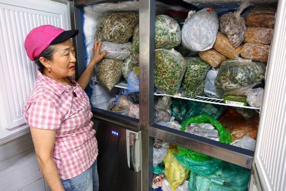 주인 윤향례 여사는 모든 음식 재료를 즉시 조리할 수 있는 상태로 만들어 냉장고에 넣어두고 쓴다. 조리대가 비좁은 좌판과 포장마차에서 오래 장사를 해서 미리 준비하던 게 몸에 배서 그렇게 하는 듯 보였다. 냉장고 안에 멸치, 다진 매운 고추, 청국장, 갈치, 백합조개 등이 보인다.