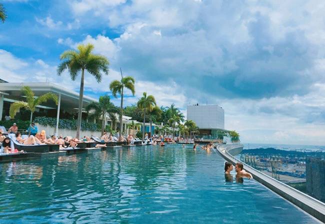 풍경사진에 그림처럼 예쁘게 나와 너무 사랑스러운 커플.