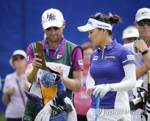 유소연과 녹색 빕 입은 캐디 톰 왓슨[AP=연합뉴스 자료사진]