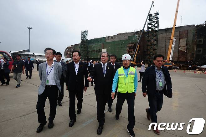 국정기획자문위원회 경제2분과 이개호 위원장이 30일 오후 전남 목포신항만을 찾아 세월호 수색 진행상황을 살펴보고 있다. 2017.6.30/뉴스1 © News1 남성진 기자