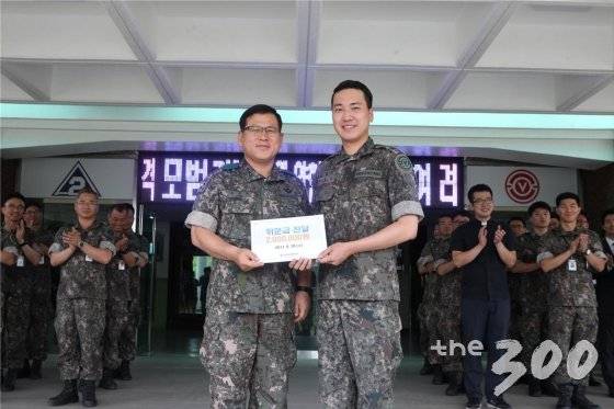 지난 6월 30일 전역한 양현모 예비역 중위(오른쪽)가 전역을 앞두고 6월 28일, 사단사령부를 찾아 정재학 사단장(소장)에게 자신의 근무지인 육군 50사단 장병들을 위한 위문금을 전달했다./사진=육군 제공