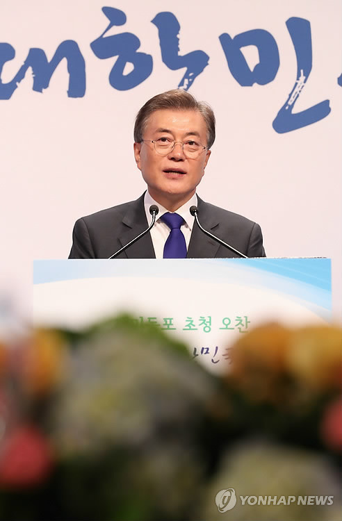 (워싱턴=연합뉴스) 배재만 기자 = 문재인 대통령이 1일 오전 (현지시간) 미국 워싱턴 캐피탈 힐튼 호텔에서 열린 동포 간담회에서 인사말을 하고 있다. 2017.7.2      scoop@yna.co.kr