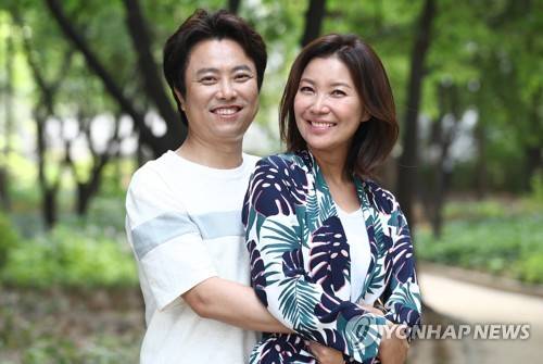 (서울=연합뉴스) 이재희 기자 = 배우 서현철, 정재은 부부가 지난 6월 30일 서울 광화문 인근에서 연합뉴스와 인터뷰에 앞서 포즈를 취하고 있다. 2017.7.2      scape@yna.co.kr