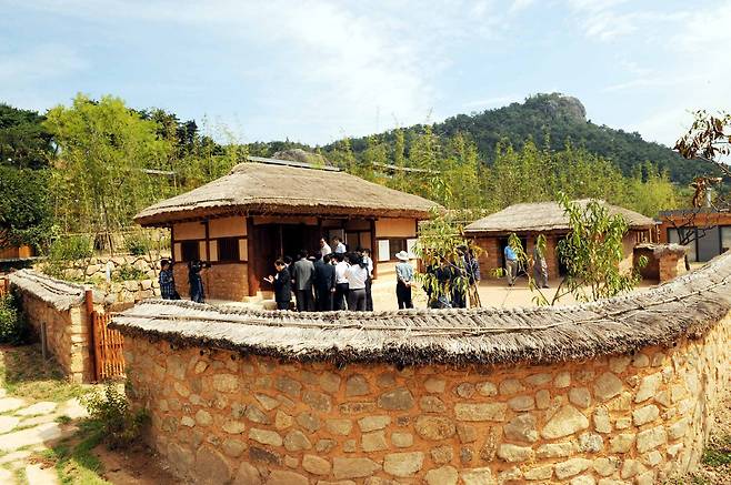 경남 김해시 진영읍 봉하마을에서 복원작업을 마치고 2009년 9월 언론에 처음 공개된 고 노무현 대통령 생가. /출처=조선DB