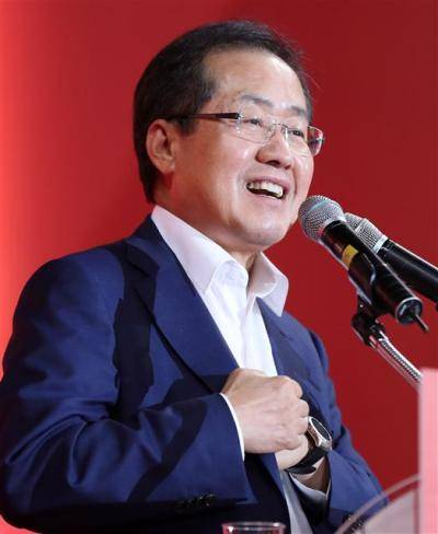 홍준표 후보가 3일 자유한국당 대표로 선출됐다. 사진은 홍 후보가 28일 오후 경북 경산실내체육관에서 열린 제2차 전당대회에서 지지를 호소하고 있는 모습.