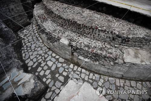 최근 공개된 반원형 형태의 에헤카틀-겟살코아틀 신전 터 [AFP=연합뉴스 자료 사진]