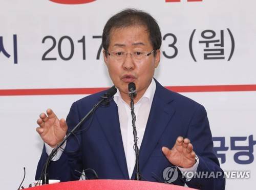 (서울=연합뉴스) 안정원 기자 = 자유한국당 홍준표 신임 당대표가 3일 오후 서울 여의도 당사에서 열린 기자회견에서 당 혁신을 강조하고 있다. 2017.7.3      jeong@yna.co.kr
