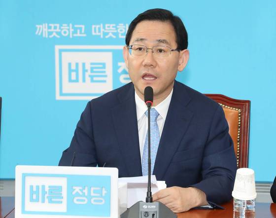 바른정당 주호영 원내대표가 4일 오후 국회 대표실에서 열린 기자간담회에서 김상곤 사회부총리 임명에 대해 북 미사일 발사에 대응할 국방·외통·정보위를 제외한 모든 국회일정에 참여하지 않겠다고 발표하고 있다. [연합뉴스]