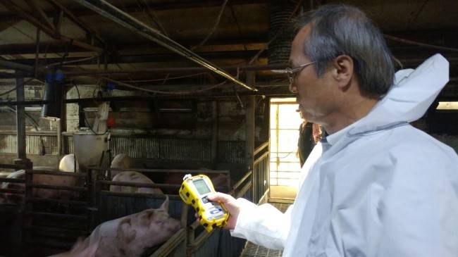 Green & Blue Solutions CEO Yoo Tae-chul checks the level of bad odor at a pig farm in Anseong, Gyeonggi Province, in May. (G&B Solutions)