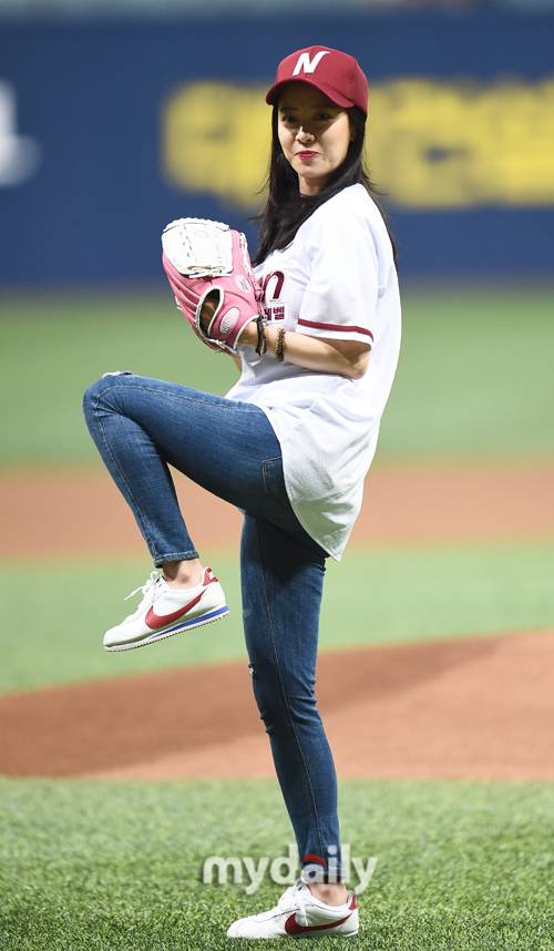 ▲송지효 '똑 부러지는 퍼펙트 시구'