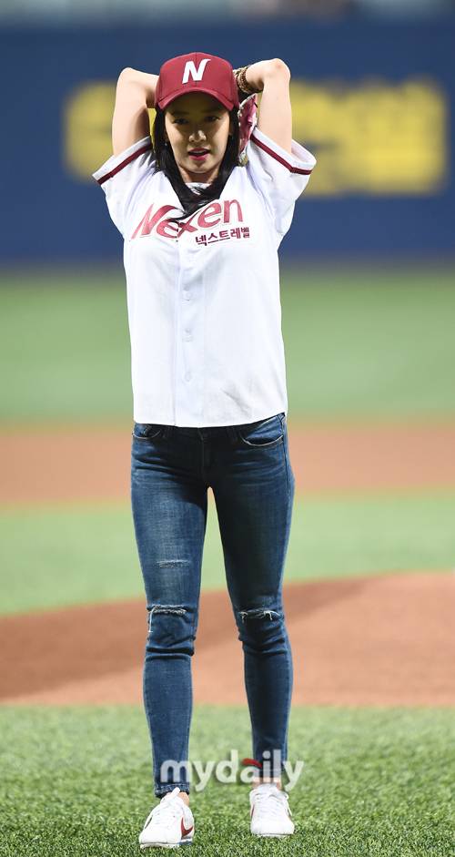 ▲시구하는 송지효 '정면으로 승부할게요'