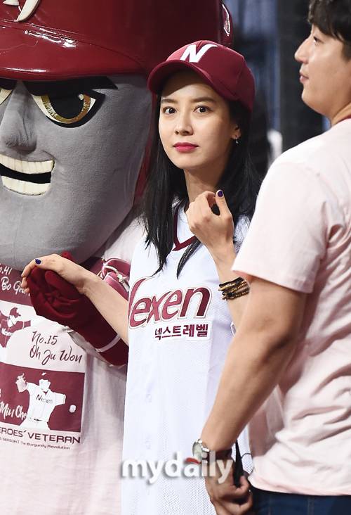 ▲송지효 '야구장 뒤흔든 인형 미모'