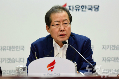 자유한국당 홍준표 대표가 4일 오전 여의도 당사에서 열린 최고위원회의에서 모두발언을 하고 있다. (사진=윤창원 기자)
