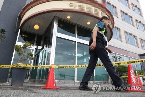 (울산=연합뉴스) 김용태 기자 = 4일 오후 울산시 울주군 서생면의 한 관광호텔에서 호텔 업주 가족 3명이 흉기에 찔리는 사건이 발생했다. 사건 현장에 폴리스라인이 설치돼 출입이 통제되고 있다. 2017.7.4      yongtae@yna.co.kr