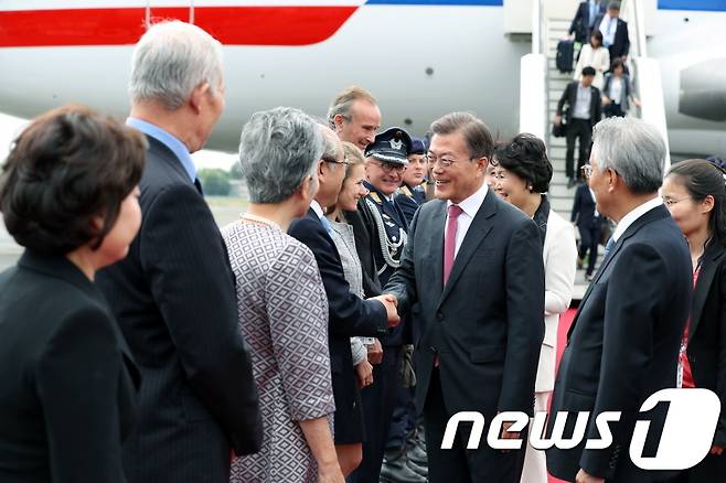 주요 20개국(G20) 정상회의 참석 차 출국한 문재인 대통령과 부인 김정숙 여사가 5일 오전(현지시간) 베를린 테겔 공항에 도착하고 있다.(청와대) 2017.7.5/뉴스1 © News1 이광호 기자