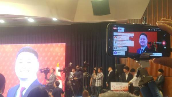 3일 국회 헌정기념관에서 열린 자유한국당 전당대회에서 한 참석자가 휴대폰을 통해 동영상 생중계를 하고 있다. 생중계 댓글 창엔 “좌빨, 좌놈들은 안된다”는 등의 글들이 올라오고 있다. 남상백 교육연수생 촬영