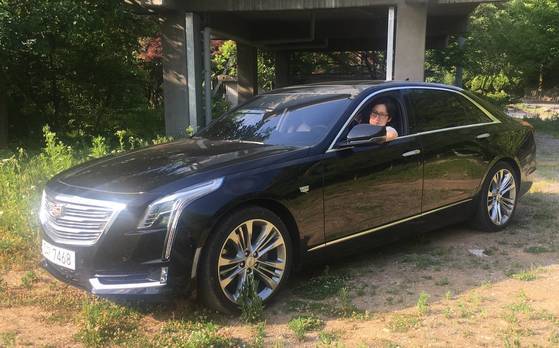 캐딜락의 플래그십 세단 CT6에 탑승한 본지 기자. 문희철 기자.