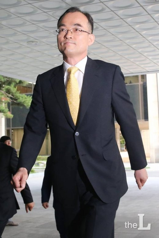 문재인 정부의 첫 검찰총장 후보자로 지명된 문무일 부산고검장이 청문회 준비 및 사무실 상황 점검을 위해 4일 오후 서초구 서울고검으로 들어서고 있다. /사진=이기범 기자