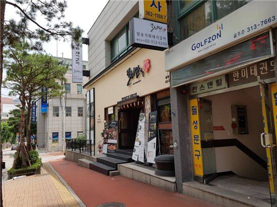 중림동 일대에 들어선 이색 카페와 식당, 맥주집 등 전경. '중리단길'이란 별칭까지 붙으며 상권이 활기를 띠고 있다.