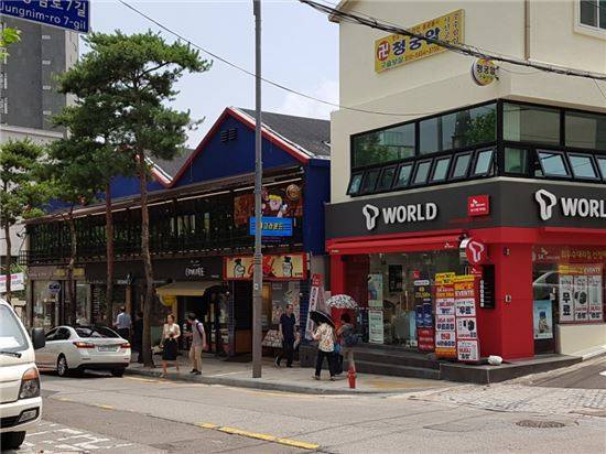 중림동 일대에 들어선 이색 카페와 식당, 맥주집 등 전경. '중리단길'이란 별칭까지 붙으며 상권이 활기를 띠고 있다.