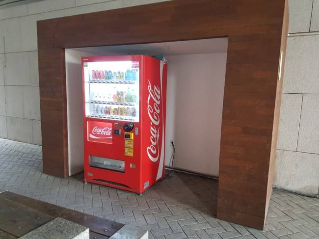 [사진설명=성균관대학교 경영관 옆 벤치에 위치한 음료자판기. 자판기 두 대가 설치돼 있던 해당 슬롯에는 이제 한 대만이 남아 슬롯이 텅 빈 느낌을 줬다.]