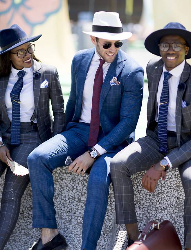 파나마 모자를 쓴 92회 피티워모 참석자들. 슈트와 매치하면 경쾌하고 여유로운 느낌이 난다. / 피티워모