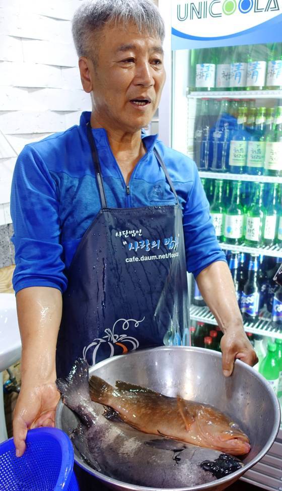 돌돔(왼쪽)과 붉바리 활어를 한 마리씩 수조에서 주방으로 옮기는 주인의 큰형은 25년간 제주도에 살면서 횟집을 운영했다.