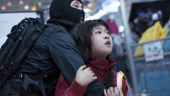 넷플릭스 가입자가 5000만 명에 이르는 미국에서 '옥자'에 대한 반응은 더욱 뜨겁다. 사진은 '옥자' 영화한 장면[사진 넷플릭스]