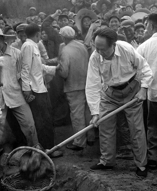 1958년 5월 25일 베이징 북쪽 30km에 위치한 명 황실무덤을 저수지로 바꾸는 십상릉수고에서 직접 흙을 퍼나른 마오쩌둥.대약진운동의 모범사례로 홍보된 이 저수지는 잘못된 곳에 지어져 완공 3년 만에 물이 말라버렸다.[열린책들 제공]