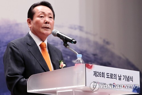 김학송 한국도로공사 사장이 7일 오후 서울 강남구 논현동 건설회관에서 열린 '제26회 도로의 날 기념식'에서 기념사를 하고 있다. 그는 이 자리에서 사퇴 의사를 공식적으로 밝혔다.