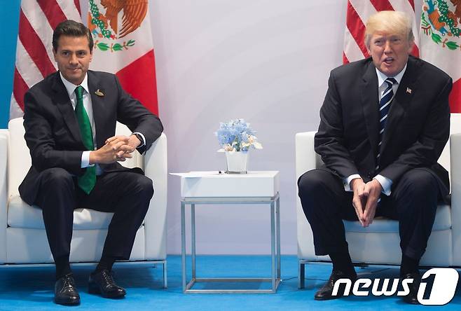 7일(현지시간) 독일 함부르크에서 회담을 가진 엔리케 페냐 니에토 멕시코 대통령(왼쪽)과 도널드 트럼프 미국 대통령. © AFP=뉴스1