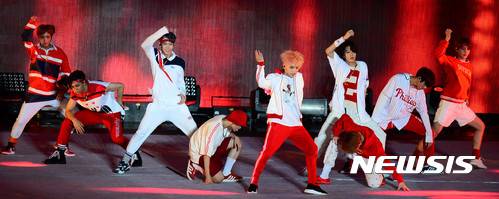 【서울=뉴시스】추상철 기자 = 'SMTOWN LIVE WORLD TOUR VI in SEOUL' 2017 SM타운 콘서트가 열린 8일 오후 서울 마포구 서울월드컵경기장에서 NCT 127이 화려한 무대를 선보이고 있다. 2017.07.08. scchoo@newsis.com