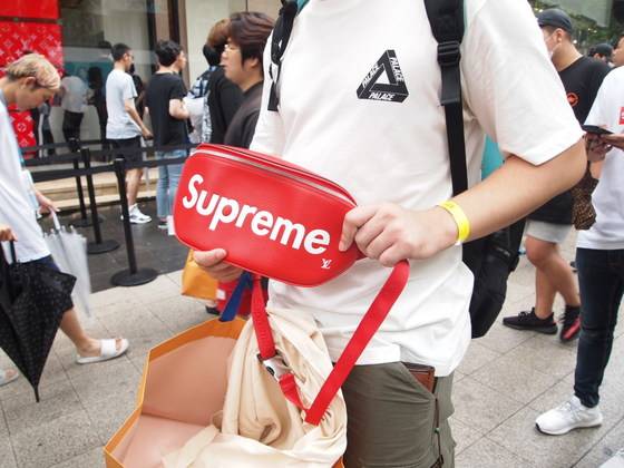 지난 7일, 득템에 성공한 후 매장 앞에서 인증샷을 남기고 있는 한 청년. 유지연 기자.