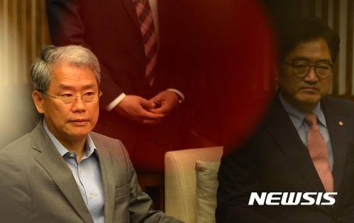【서울=뉴시스】홍효식 기자 = 더불어민주당 우원식(오른쪽) 원내대표와 국민의당 김동철 원내대표가 10일 오전 서울 여의도 국회에서 국회의장-여야 4당 원내대표 회동에 참석해 자리하고 있다. 2017.07.10. yesphoto@newsis.com