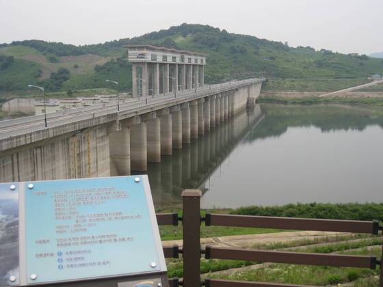 북한 황강댐의 무단방류에 대비하게 위해 경기도 연천군 임진강 상류에 조성된 군남댐 전경. 전익진 기자