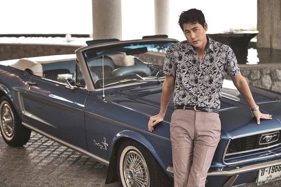 모노톤의 하와이안 셔츠로 일상적이지만 뻔하지 않은 차림을 보여준 정우성. [사진 세정]