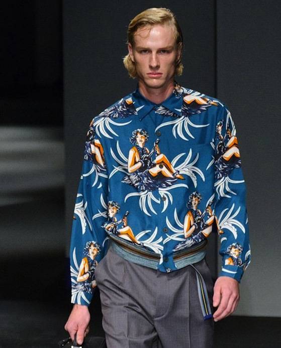 우크렐레를 치는 여인을 모티브로 삼은 하와이안 셔츠. 긴 소매로 변형시켰다. 2014 프라다 컬렉션. [사진 중앙포토]