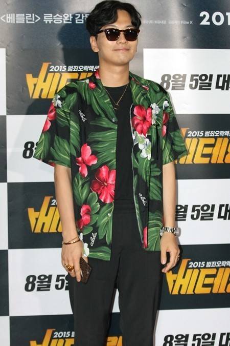 올 블랙에 화려한 하와이안 셔츠를 포인트로 겹쳐 입은 배우 이동휘. [사진 중앙포토]