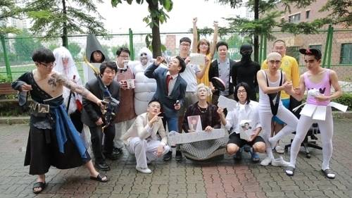 10일 의정부고등학교에서 졸업앨범 촬영을 하는 학생들이 각자 분장을 마치고 사진을 찍고 있다. 이하 사진 제공은 [의정부시청 = 연합뉴스]